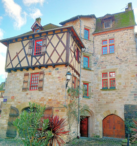 Prestigious 14th century residence tastefully renovated: 3 spacious apartments and 3 commercial premises. 