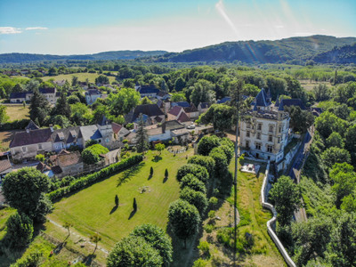 Elégant château du 19e surplombant la Dordogne. Vue panoramique sur la rivière et la vallée. Parc de 5 ha