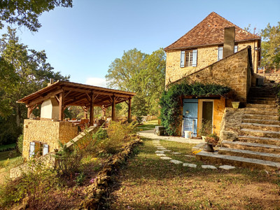 Domaine with two houses, a pool, and four deluxe safari tents. Huge business opportunity.