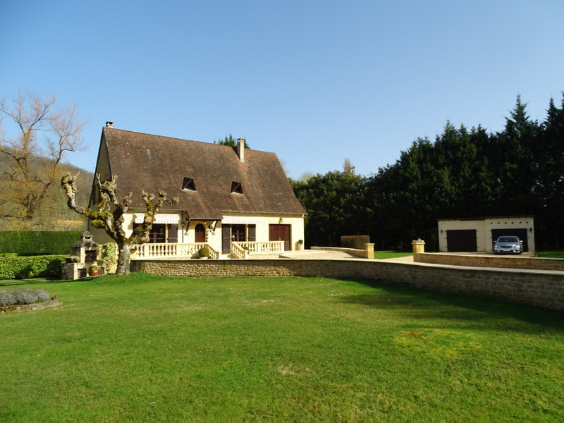 French property for sale in Montignac, Dordogne - &#8364;369,000 - photo 2