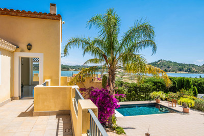 Luxurious Peyriac de Mer Villa: Lagoon Views, Pool, Secluded Garden, 4 Beds, 4 Baths, Ample Parking