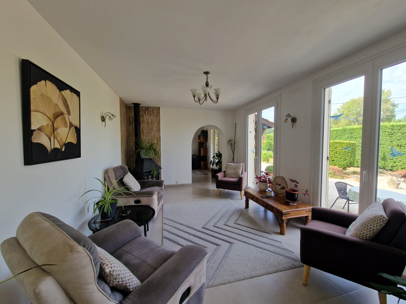 French property for sale in Vouzan, Charente - €266,000 - photo 3