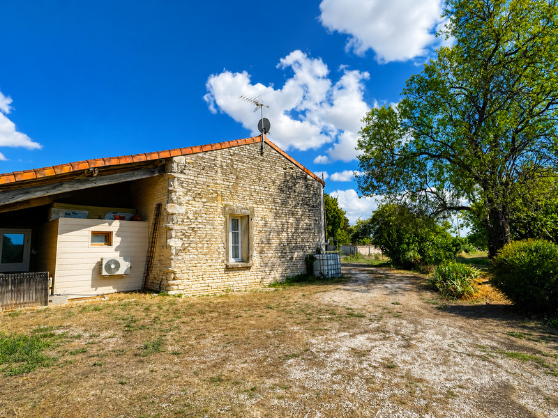 French property for sale in Marcillac-Lanville, Charente - €75,000 - photo 8