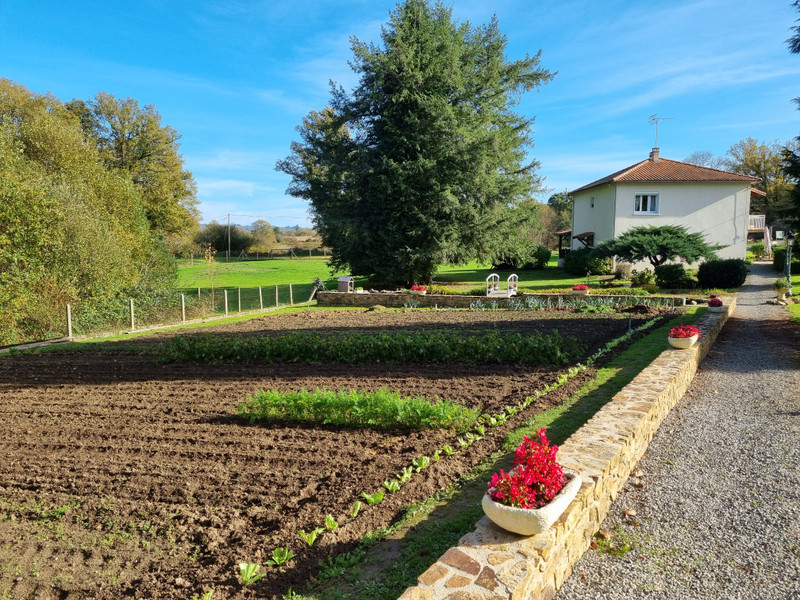 French property for sale in Montrollet, Charente - €199,800 - photo 5
