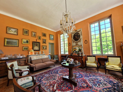 Large mansion of 427m² with a spacious outbuilding on 10 hectares of land.