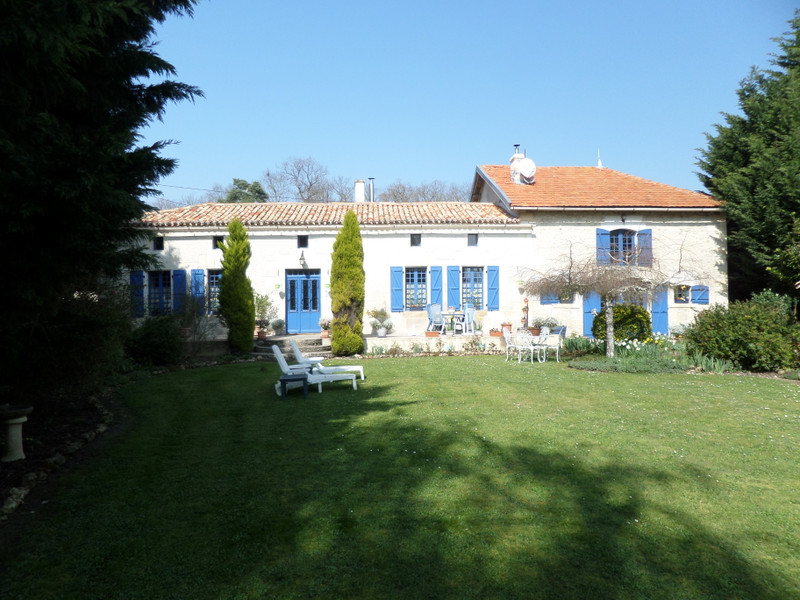 French property for sale in Saint-Maigrin, Charente-Maritime - &#8364;299,600 - photo 3