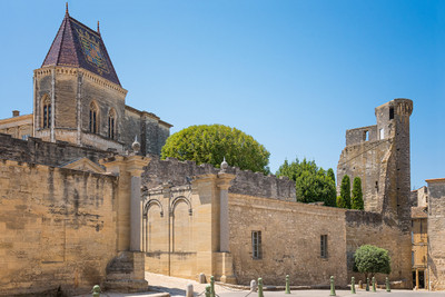 2 bed apartment (113 m²) with terrace and garage in an outstanding new build residence with pool in Uzès.