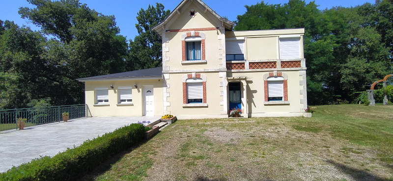 French property for sale in Montpon-Ménestérol, Dordogne - €530,000 - photo 2