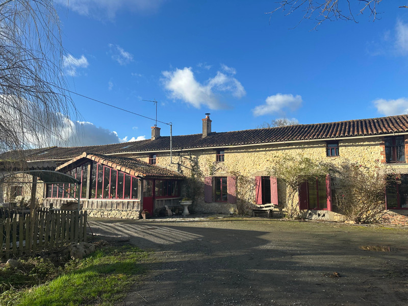 Maison à vendre à Thouars, Deux-Sèvres - 723.404 € - photo 1