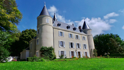 Gillonay (38) Entre Lyon/Genève/Grenoble  Château restauré par les compagnons du devoir, vue pano sur Alpes 