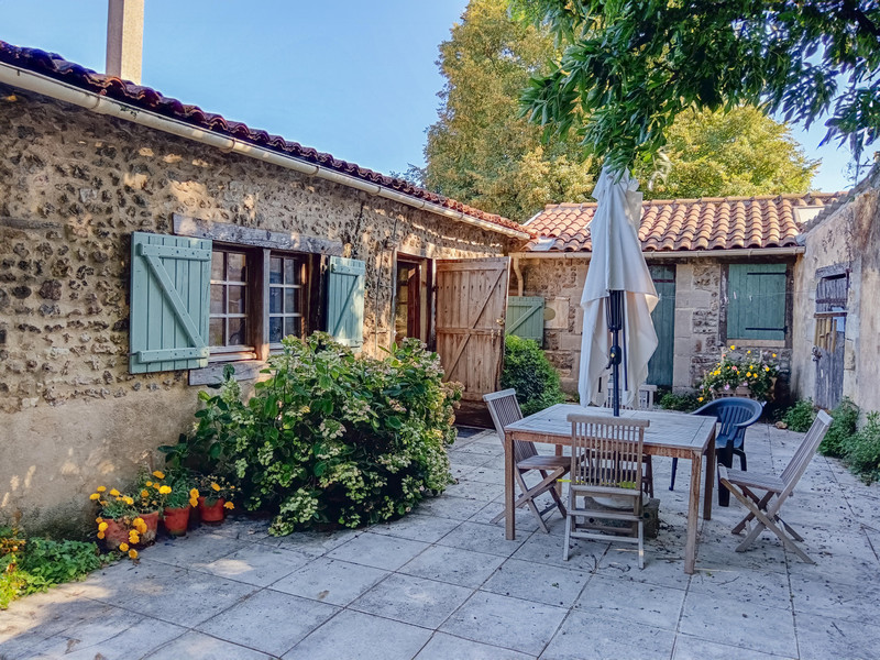 Maison à vendre à La Chapelle-Bâton, Vienne - 194.400 € - photo 1