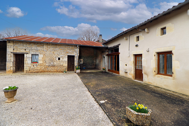 Maison à vendre à Brux, Vienne - 172.800 € - photo 1