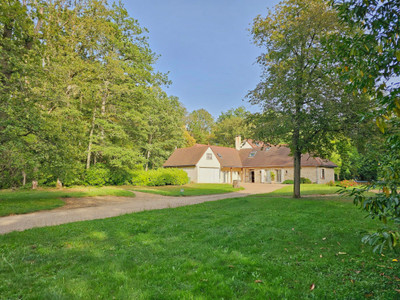 Close to the Rambouillet forest, 300m² house, two levels, 6 bedrooms. 2ha of wooded grounds and swimming pool.