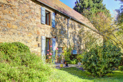 EXQUISITE MAISON-DE-MAÎTRE + ADJOINING HOUSE TO RENOVATE + HUGE BARN + STUNNING RIVERSIDE GARDENS OF 4,535m²