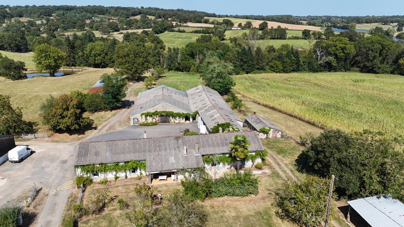 Maison à vendre à Adriers, Vienne - 477.000 € - photo 1