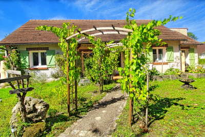 Chalet à vendre à Cour-Cheverny, Loir-et-Cher, Centre, avec Leggett Immobilier