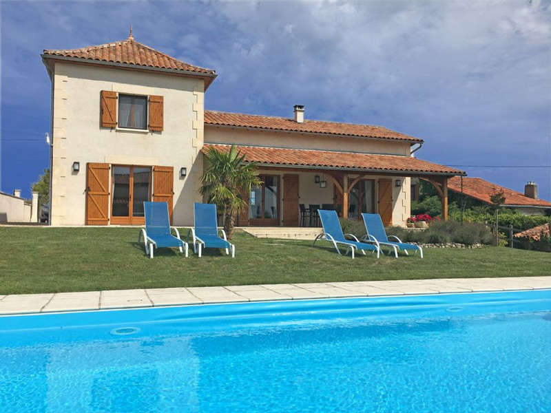 Maison à vendre à Aubeterre-sur-Dronne, Charente - 349.800 € - photo 1