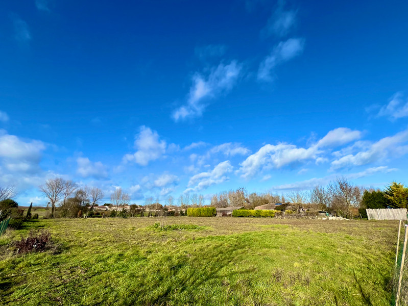 French property for sale in Échebrune, Charente-Maritime - €42,000 - photo 1