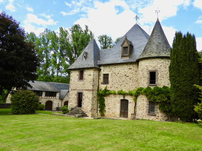 Near Pompadour: a beautifully renovated 11th-14th century Château and gïte 14beds-9baths, lake, 2,8 ha of land