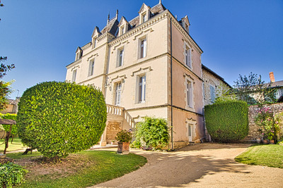  South Loire Valley, sumptuous property set in beautifully landscaped grounds. Amenities at walking distance.