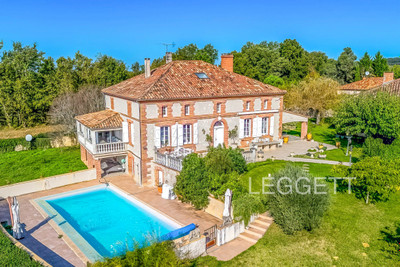 Stunning 5-bedroom manor, beautifully renovated, with pool, 2-bedroom gîte, classic car collector's garage 