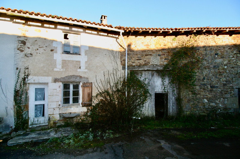 Maison à vendre à Écuras, Charente - 31 000 € - photo 1