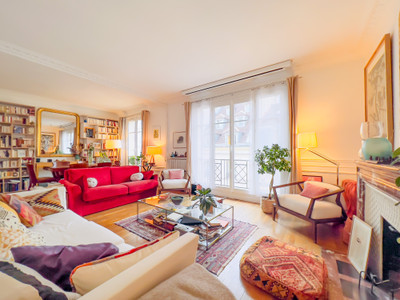 Paris 75004 Ile St Louis, near Seine rare address, 90m2 on the 4th floor of a superb stone building with lift