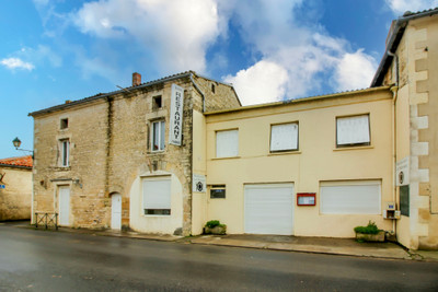 Commerce à vendre à Courcôme, Charente, Poitou-Charentes, avec Leggett Immobilier