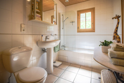 Joli chalet avec 3/4 chambres à vendre à St-Gervais. Visite exclusive à 360° disponible sur Leggett Immo