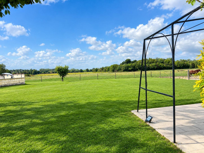 French property for sale in Nantillé, Charente-Maritime - €499,999 - photo 5