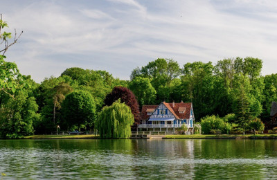CHARMING PROPERTY WITH A HOLIDAY SPIRIT ON THE EDGE OF THE SEINE RIVER