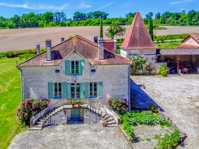 Maison à vendre à Aubeterre-sur-Dronne, Charente - 535.300 € - photo 1