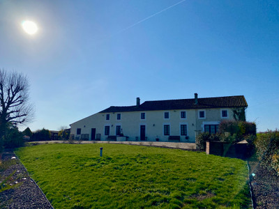 Propriété à vendre à Angeac-Champagne, Charente - 475 000 €