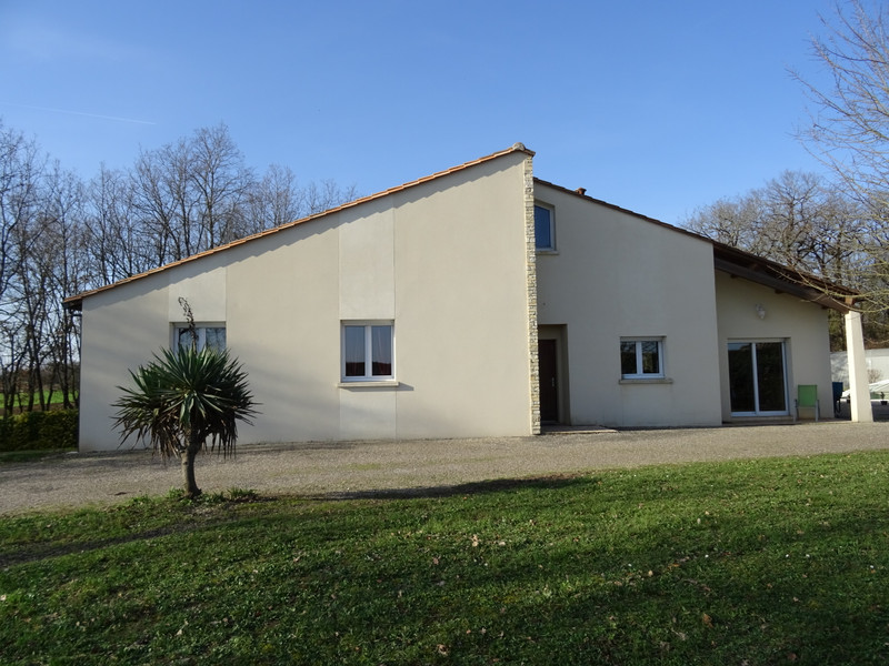 Maison à vendre à Jauldes, Charente - 280 900 € - photo 1