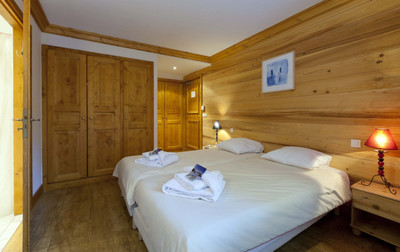 10 bedroom, attractive chalet close to the centre of this Courchevel village, ski pistes, bars & restaurants. 