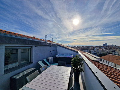 Bordeaux Fondaudège: Top-floor luxury duplex apartment with lift, balcony, rooftop terrace with jacuzzi.