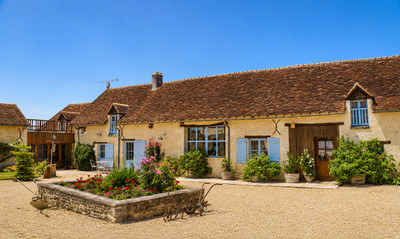 French property for sale in Luzé, Indre-et-Loire - €708,333 - photo 5