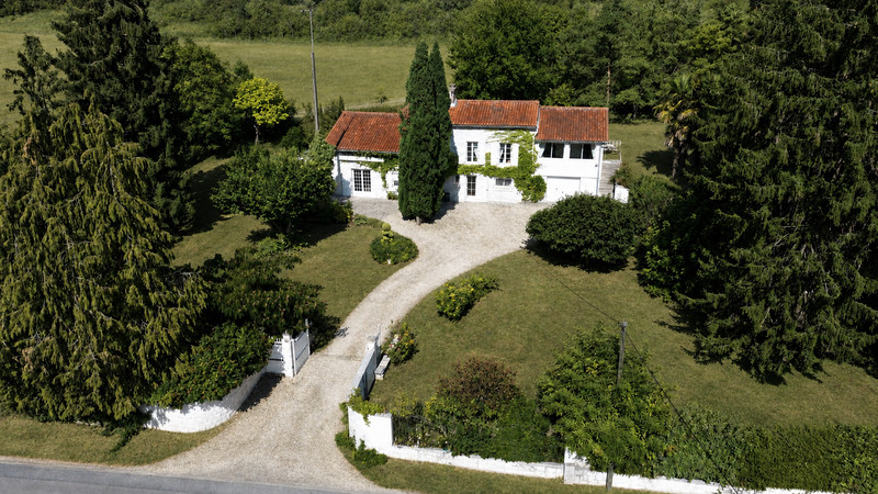French property for sale in Bonneuil, Charente - €295,000 - photo 0