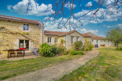 Magnificent gite property on 10 hectares of land, in a quiet environment of the southern Loire Valley