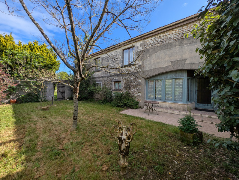 Propriété à vendre à Mirambeau, Charente-Maritime - photoAltPrice