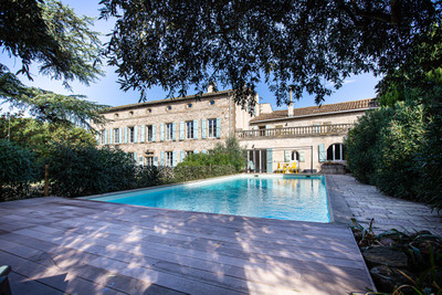 Beautiful Maison de Maître of more than 850 m2,  with 3 apartments, pool, garage and a 2175 m enclosed garden