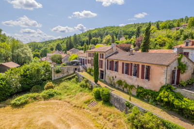 XIth century Templar commandery. Historic residence with crypt and outbuildings. 7.5 ha. Near Périgueux.