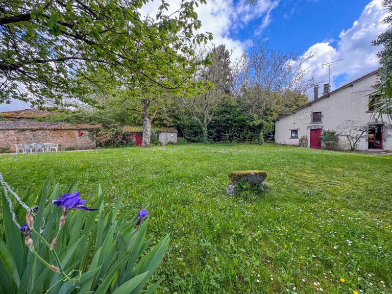 French property for sale in Vernoux-en-Gâtine, Deux-Sèvres - €165,500 - photo 1