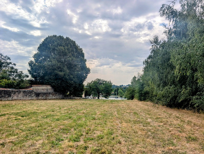Terrain à vendre à Châlus, Haute-Vienne, Limousin, avec Leggett Immobilier