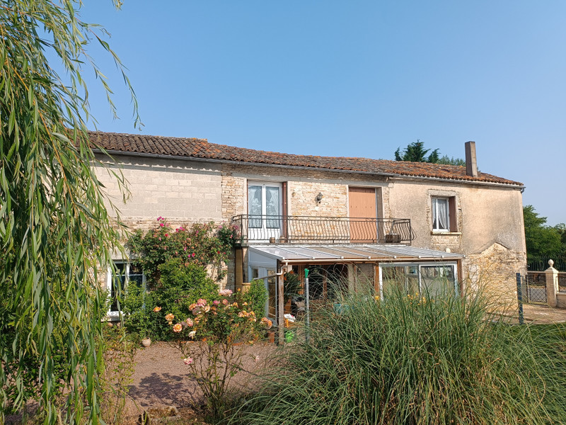 Maison à vendre à Paizay-Naudouin-Embourie, Charente - 128.000 € - photo 1