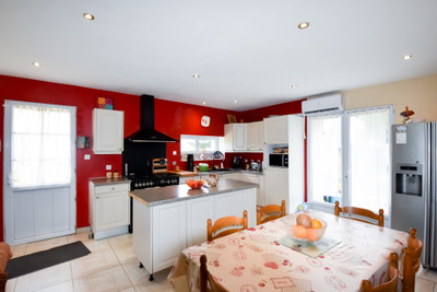 French property for sale in Angliers, Charente-Maritime - €595,000 - photo 2