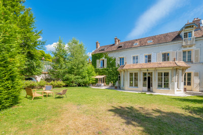 Close to the château - Mansion of 354sqm with enclosed garden and garage.