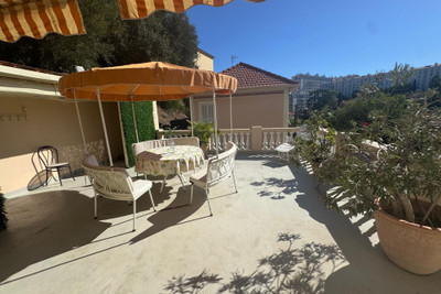 French property for sale in Nice, Alpes-Maritimes - €1,100,000 - photo 2