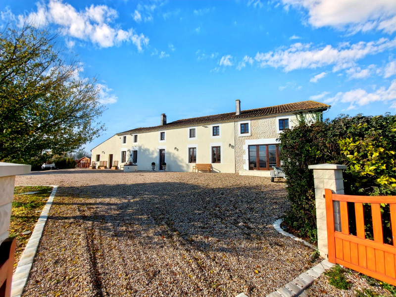 Propriété à vendre à Angeac-Champagne, Charente - 475 000 €