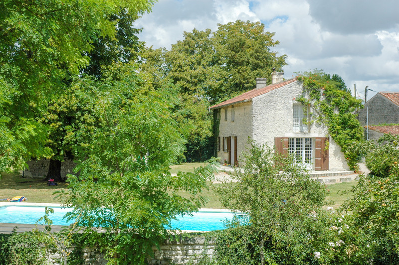 French property for sale in Aumagne, Charente-Maritime - &#8364;371,000 - photo 2